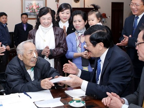 Le président Truong Tan Sang présente ses vœux à des artistes et intellectuels - ảnh 1